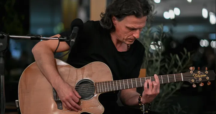 Andrius Vaičiulis | Gitara ir vokalas jaukiems pokalbiams Andrius Vaičiulis | Gitara ir vokalas jaukiems pokalbiams