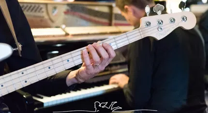 • Džiazo ritmais • JAZZ DUO • M.Janovičius (vokalas, gitara), V.Klimovič (kontrabosas)