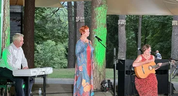 Dovana miestui. Duetas iš „Nalšios”: A. Vakarinienė, V. Vaitkienė  ir pianistas R. Lingė