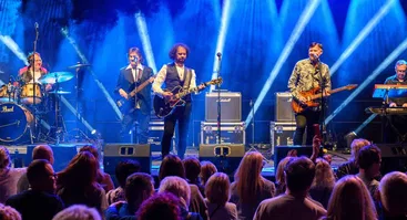 Po žvaigždėtu dangumi: muzika ir kinas /Atlikėjas: Muzikinė grupė HIPERBAND / Kino filmas: Vidurnakčio saulė
