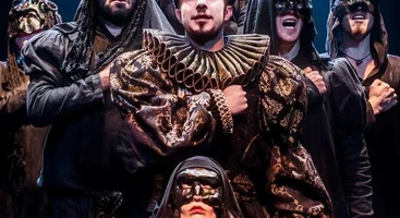 VARNAS | Keistuolių teatras