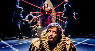 VARNAS | Keistuolių teatras