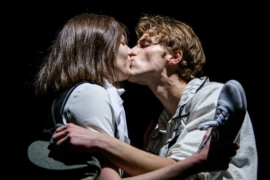 RIEŠUTŲ DUONA | Keistuolių teatras