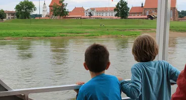 Naujiena-pasiplaukiojimas laivu Kaunas žemyn Nemunu su istoriku Gediminu