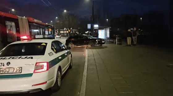 Vilniuje BMW vos neįlėkė į autobusų stotelę pilną žmonių (video)