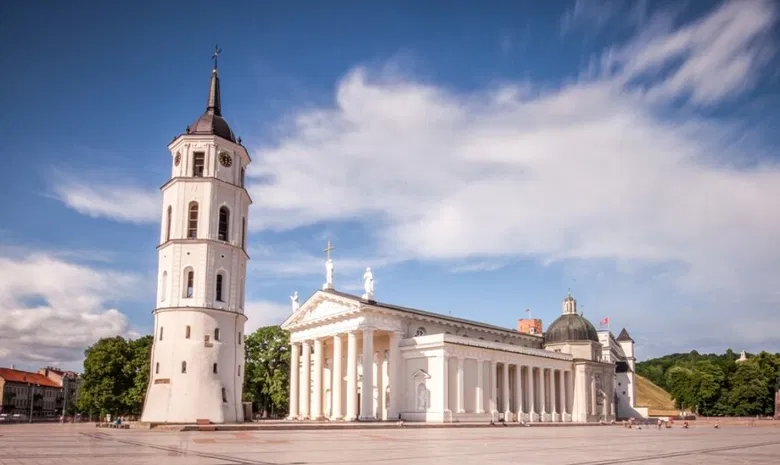 Prie Vilniaus katedros varpinės laiptų (Katedros aikštė 1, Vilnius)