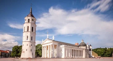 Prie Vilniaus katedros varpinės laiptų (Katedros aikštė 1, Vilnius)
