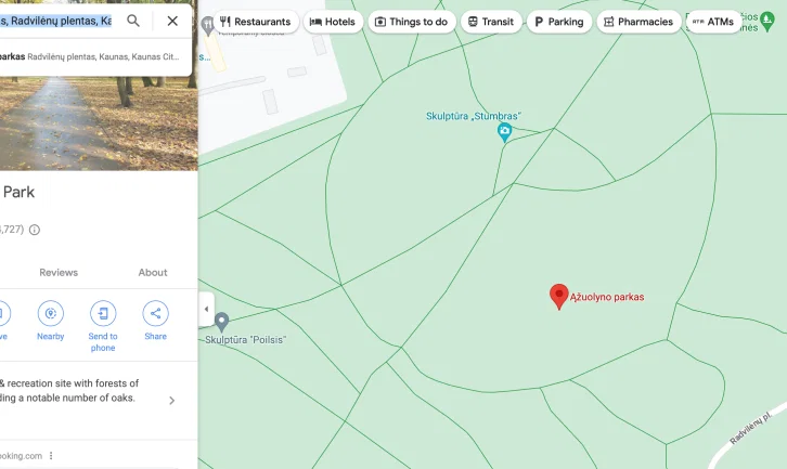 Ąžuolyno parke prie skulptūros „Stumbras“, Kaunas