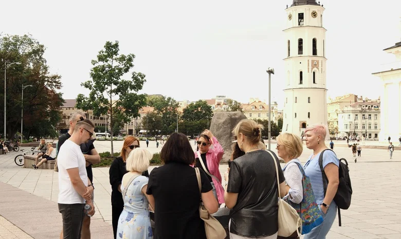 Šventaragio g. 2 Katedros aikštėje prie bronzinio Žemutinės pilies istorinio maketo