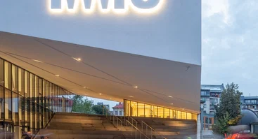 Susitinkame prie Mo muziejaus laiptelių, Pylimo g. 17, Vilnius 