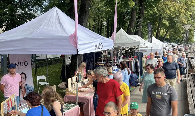 Žvejo paminklas. Danės g. 17