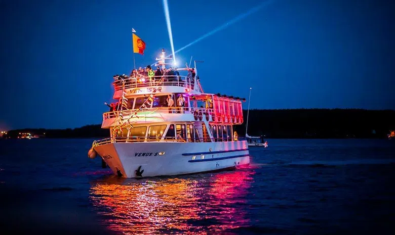 Venus S - Naktinis klubas ant vandens