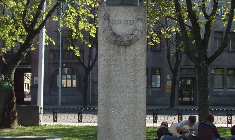 Amžinosios ugnies ir Nežinomo kareivio kapo vieta, K. Donelaičio g. 64