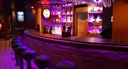 Mega afterparty bar