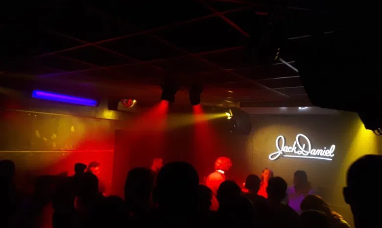 Mega afterparty bar