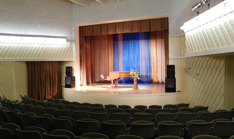 Juodkrantės kultūros centro koncertų salė 