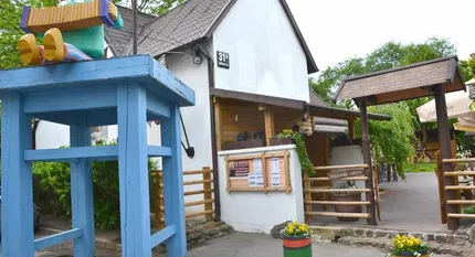 Juonė pastuogė - smuklė, muzikinis klubas