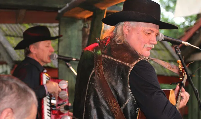 Juonė pastuogė - smuklė, muzikinis klubas
