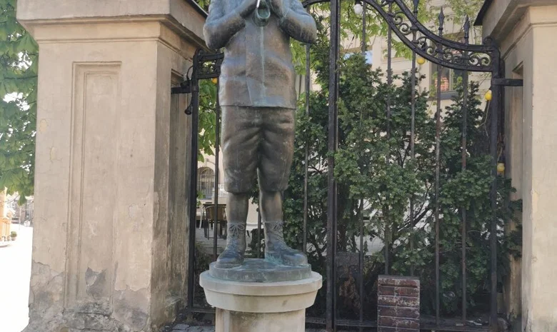 J. Basanavičiaus ir Mindaugo gatvių sankryža, prie Romain Gary paminklo 