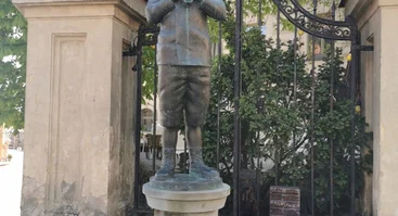 J. Basanavičiaus ir Mindaugo gatvių sankryža, prie Romain Gary paminklo 