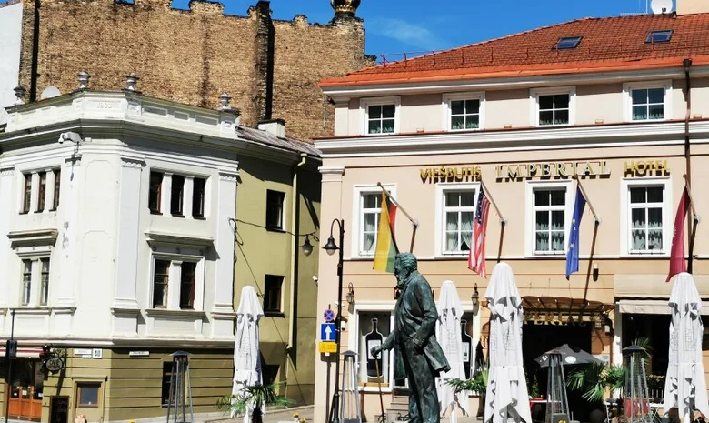  Aušros vartų g. 2, šalia J. Basanavičiaus paminklo