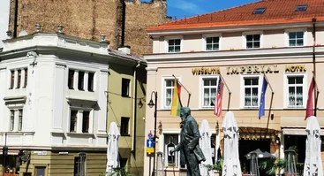  Aušros vartų g. 2, šalia J. Basanavičiaus paminklo